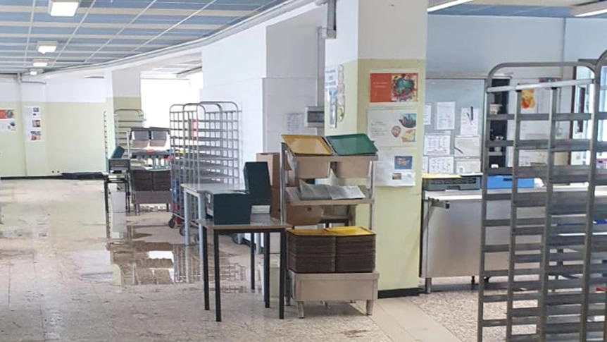 Istituti allagati, lavori in ritardo. Piovono polemiche sulla Giunta Istituti allagati, lavori in ritardo. Piovono polemiche sulla Giunta