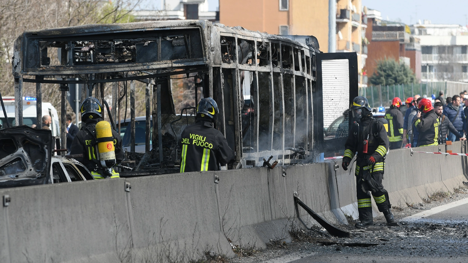 L'autobus incendiato sulla Paullese