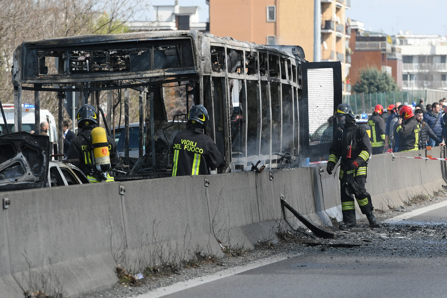 L'autobus incendiato sulla Paullese