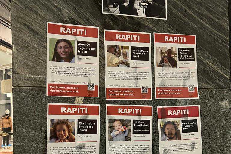 I manifesti appesi con i volti degli ostaggi in mano ad Hamas