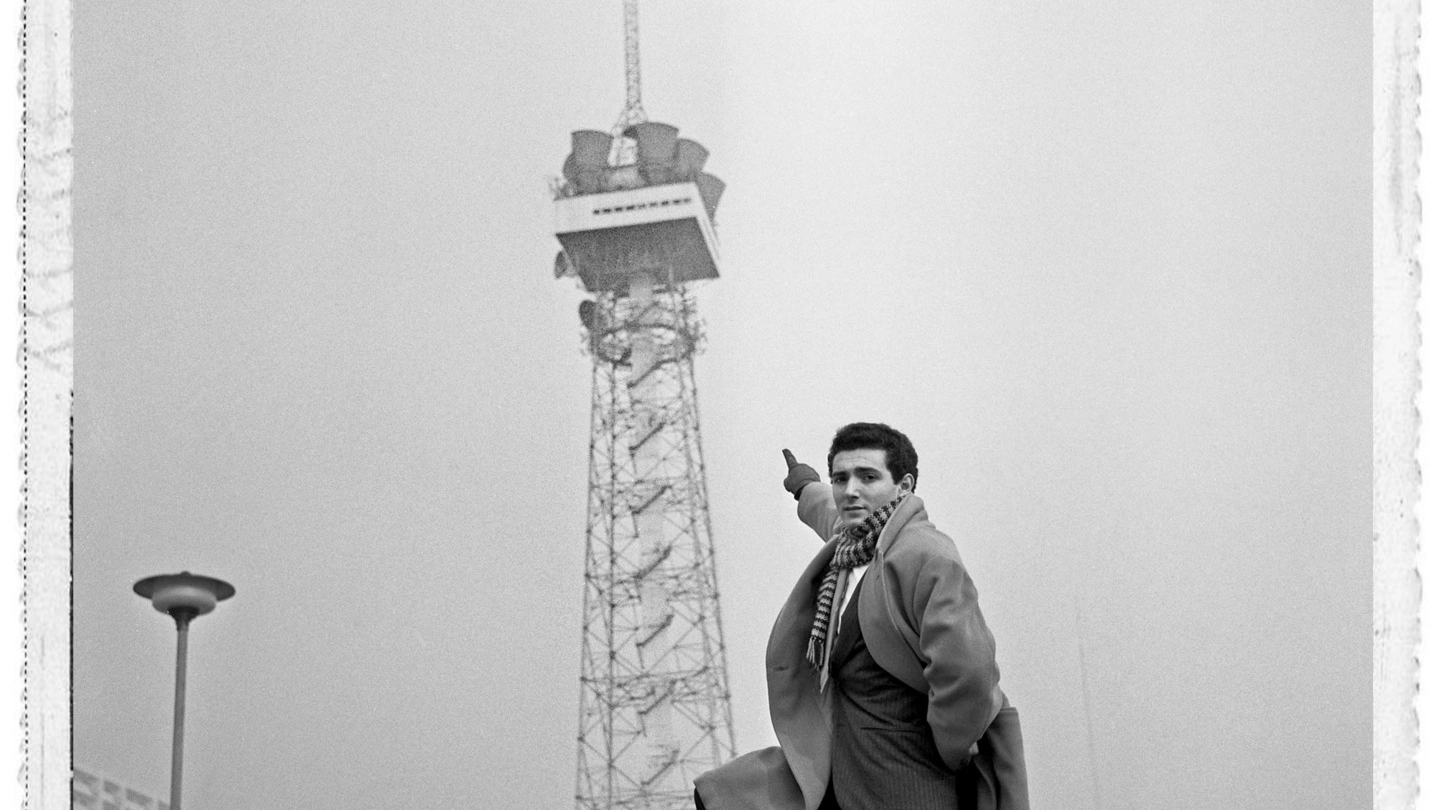 Giacomo Rondinella davanti alla sede Rai di Milano nel 1960