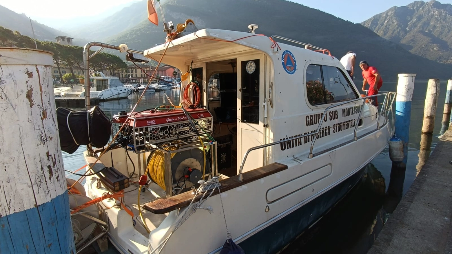 Il robot Rov “Umberto e Greta” caricato sulla pilotina dei Volontari del Garda