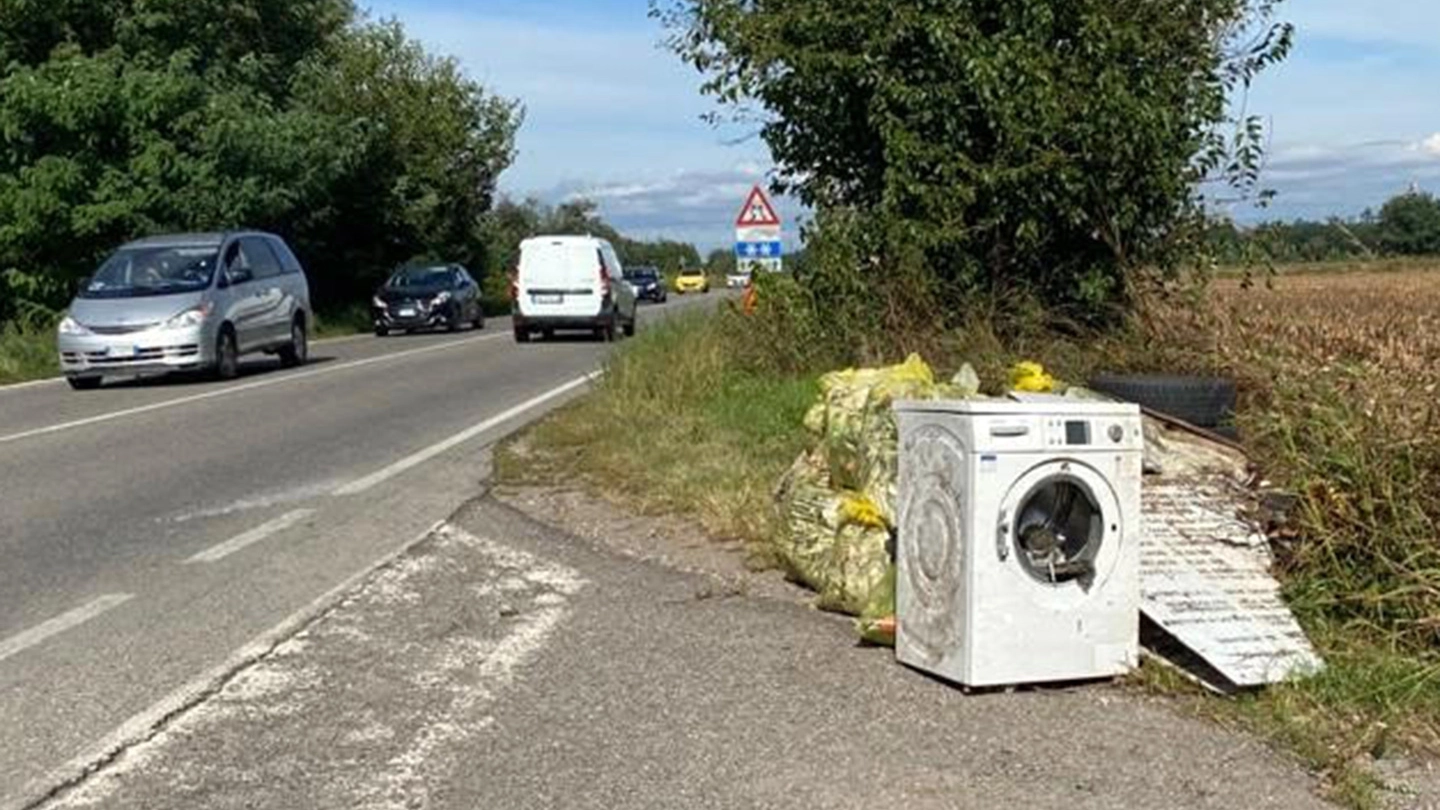 Una lavatrice abbandonata lungo la strada
