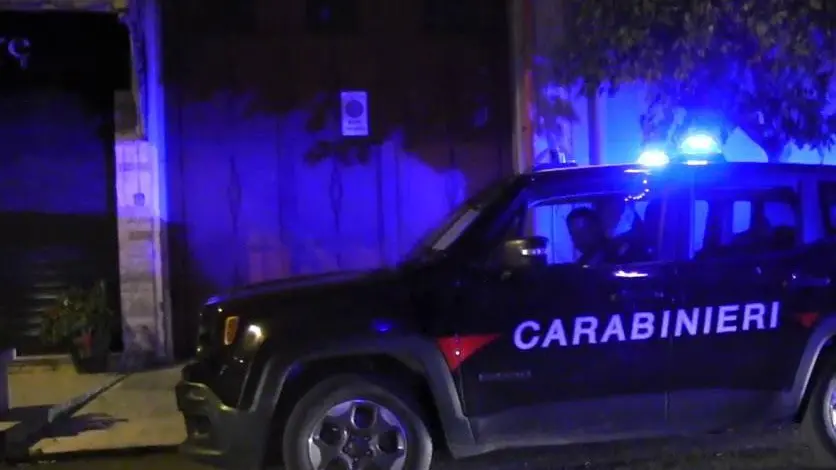 Armi in pugno lo rapinano, lui reagisce e li picchia Armi in pugno lo rapinano, lui reagisce e li picchia