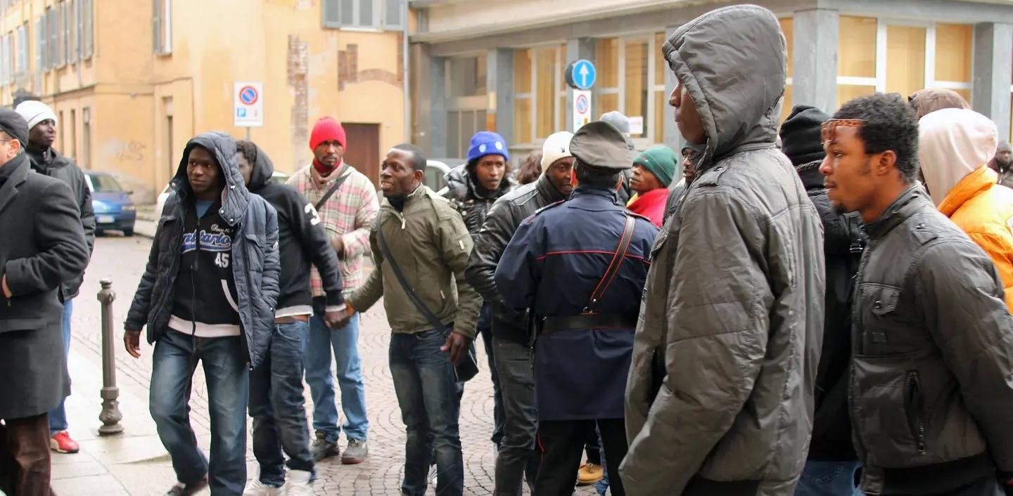 Anziana obbligata a dividere la casa con i migranti ospitati nell’edificio