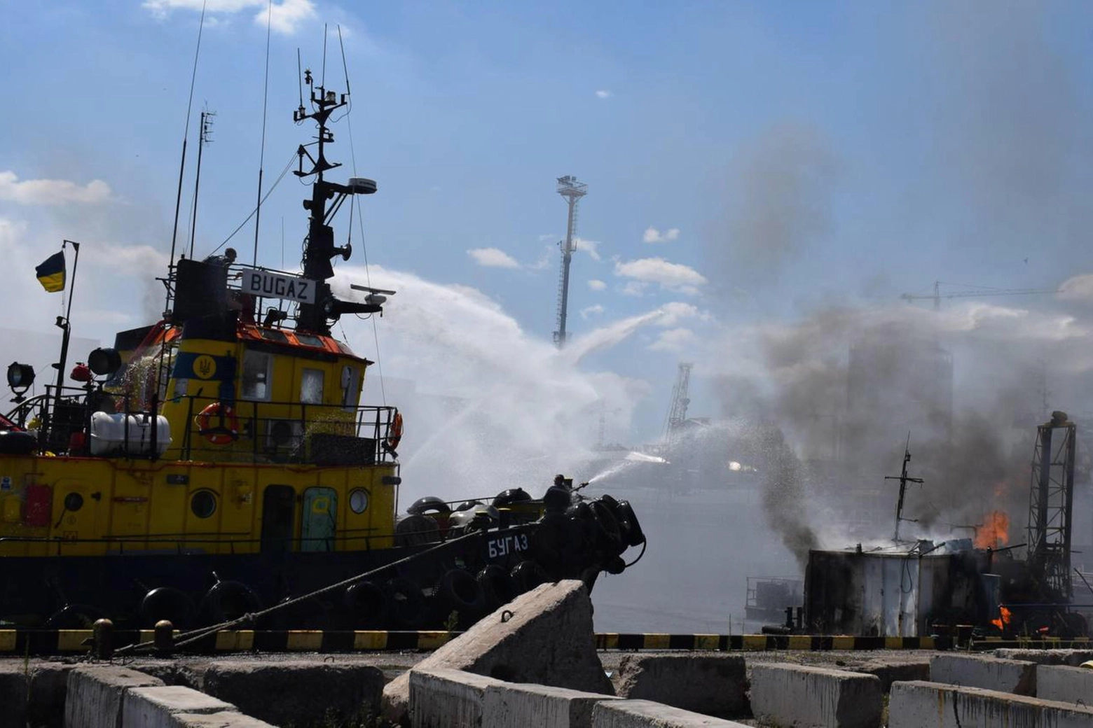 Bombardamenti ed esplosioni al porto di Odessa (Ansa)