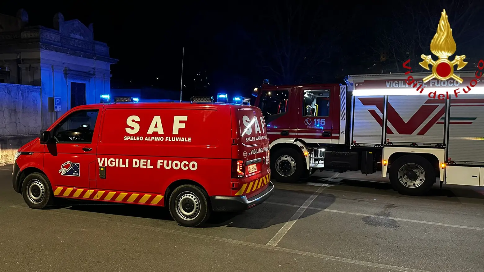 Le squadre di soccorso all'opera per soccorrere l'uomo
