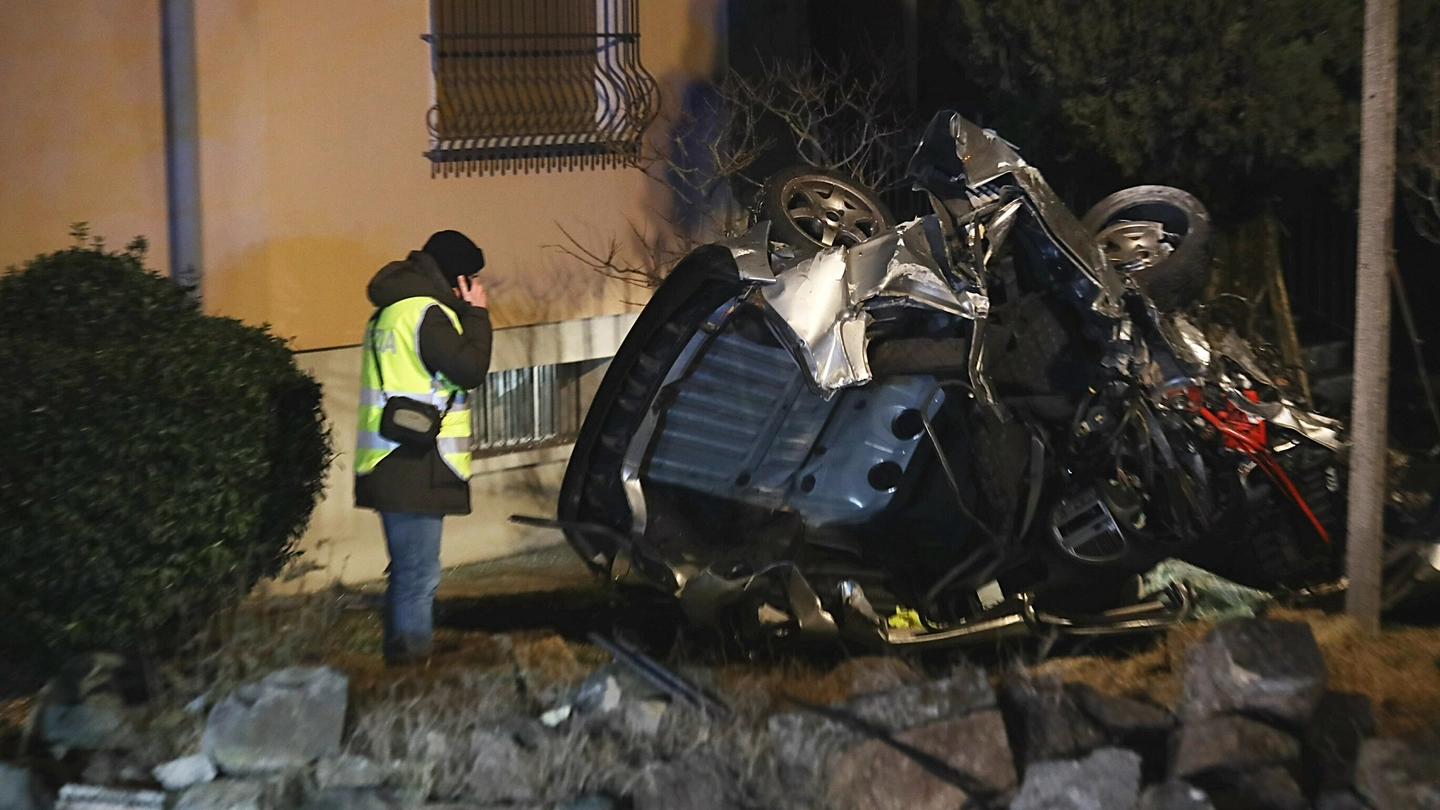 L'auto del 22enne distrutta dopo l'impatto con il muro