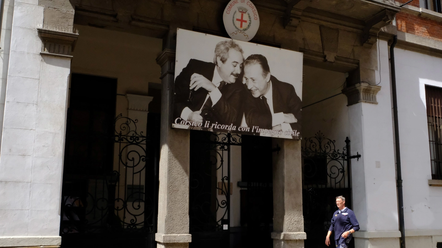 La storica immagine di Falcone e Borsellino all’ingresso del municipio di Corsico