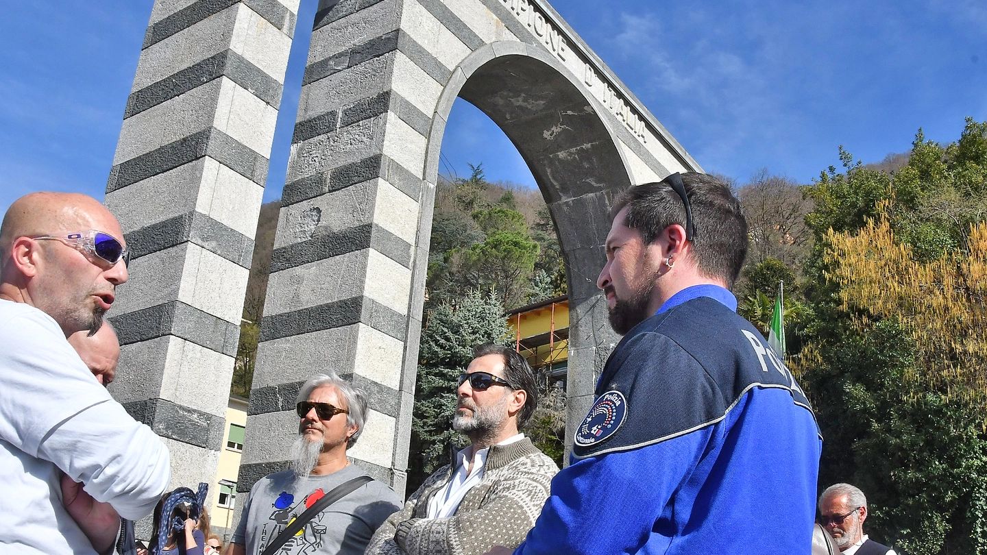 Residenti e polizia cantonale davanti all’ingresso di Campione d’Italia