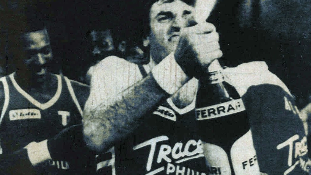 Dino Meneghin festeggia la Coppa dei Campioni del 1988, l'ultima dell'Olimpia