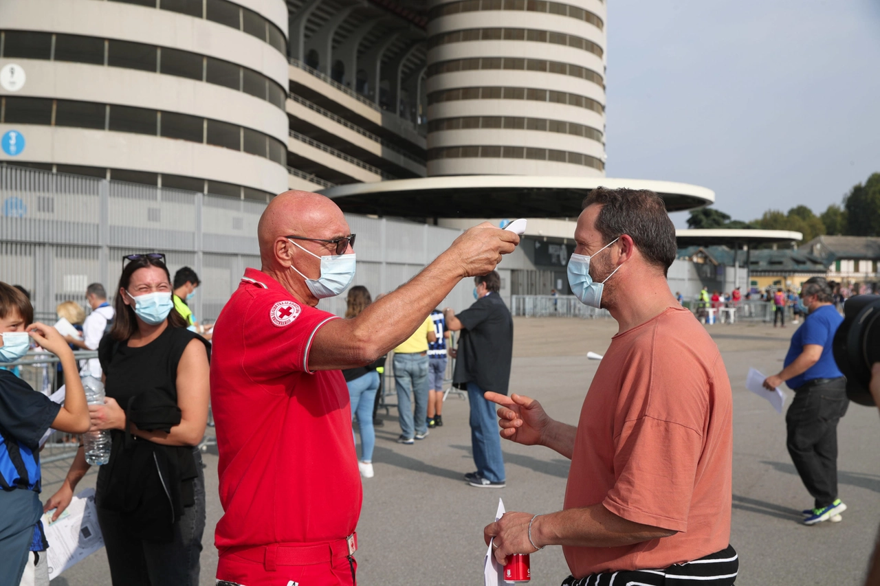 Si misura la temperatura all'ingresso di San Siro 