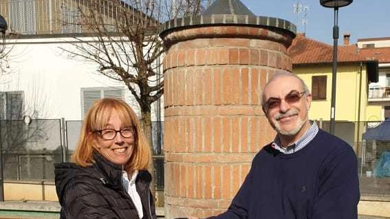 Il sindaco Gilberto Barki con Helena Boers, l’olandese trapiantata a Grezzago