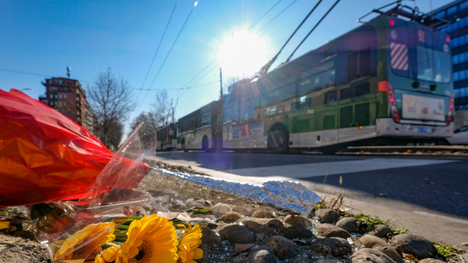 Viale Bezzi, fiori sul luogo dell'incidente in memoria della vittima (Newpress)