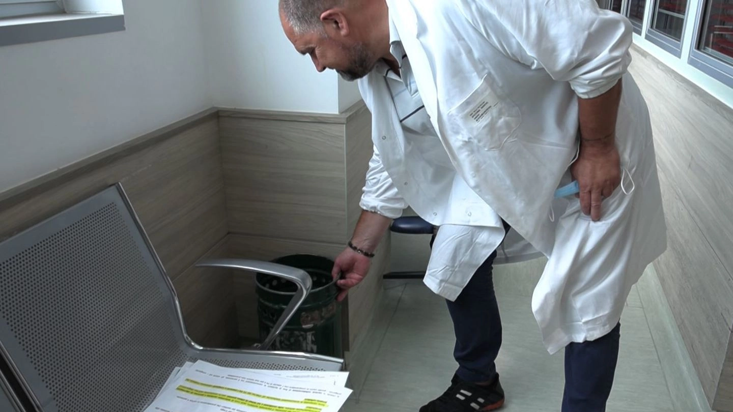 Il medico responsabile mostra un cestino dell’immondizia portato all’interno della struttura per fare danni