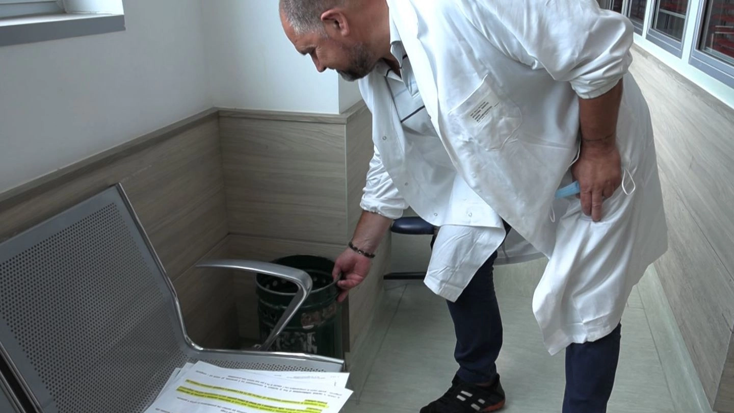 Il medico responsabile mostra un cestino dell’immondizia portato all’interno della struttura per fare danni Il medico responsabile mostra un cestino dell’immondizia portato all’interno della struttura per fare danni
