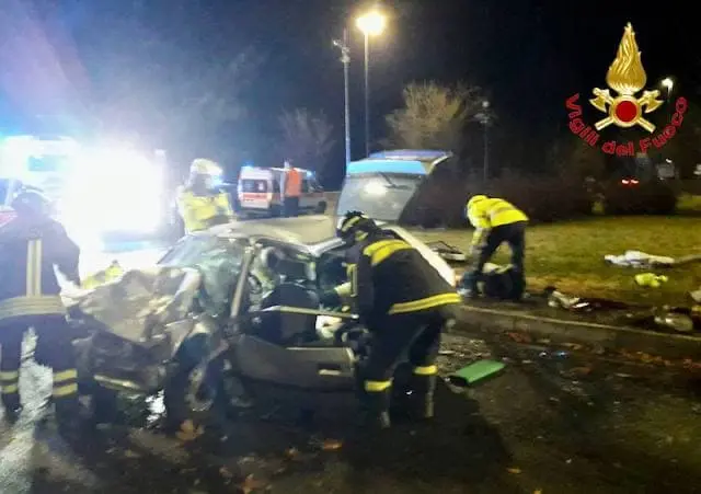 Incidente a Cittiglio, auto incastrata sotto un tir: quattro 20enni feriti, uno è grave