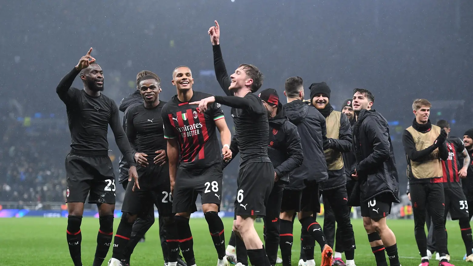 L'esultanza dei giocatori del Milan alla conquista dei quarti di Champions