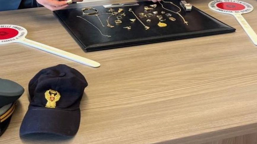 Il Rolex nel compro-oro abusivo. Affari da 20mila euro su Instagram