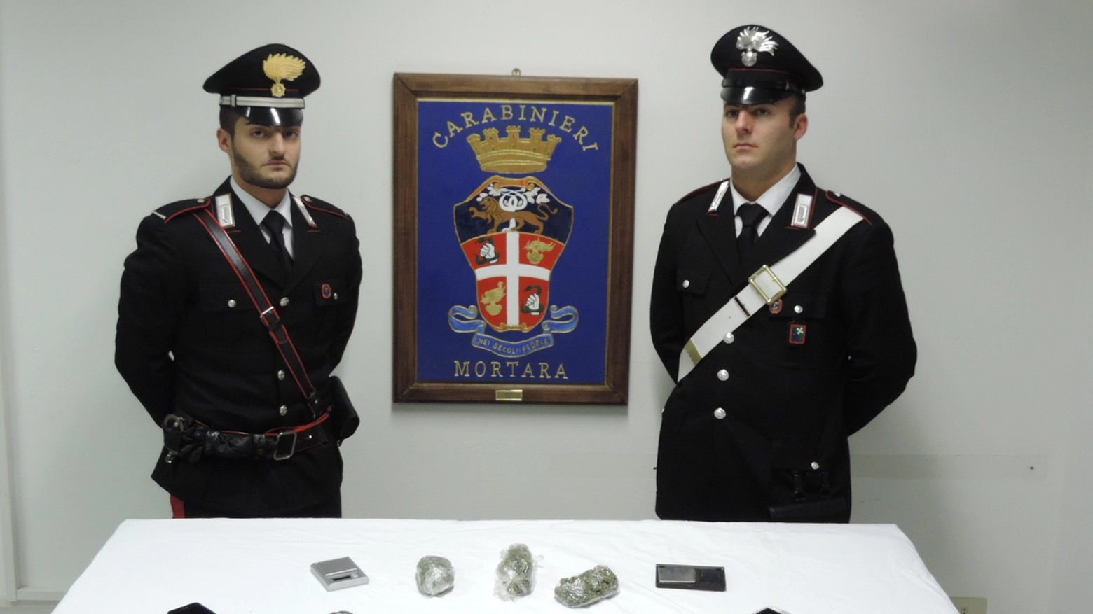 I carabinieri di Mortara con la droga sequestrata