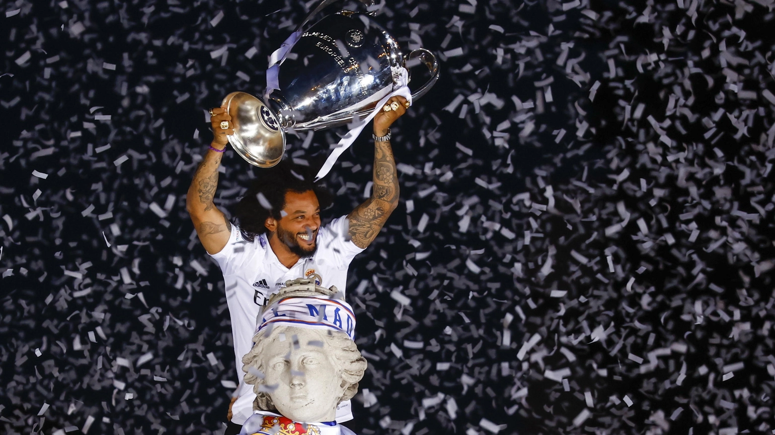 Marcelo con la Champions vinta dal Real Madrid l'anno scorso