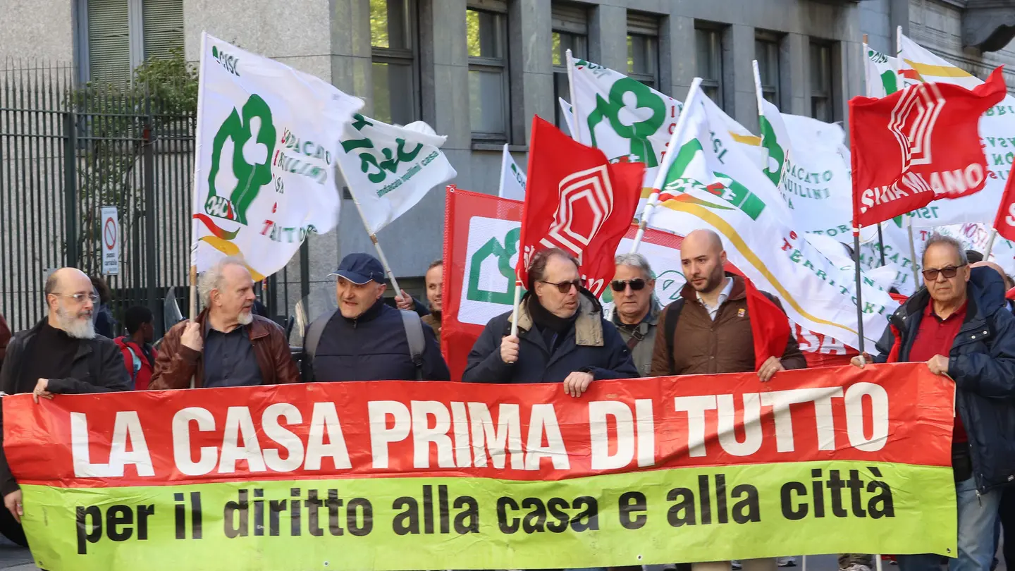 Manifestazione a Milano per il diritto alla casa