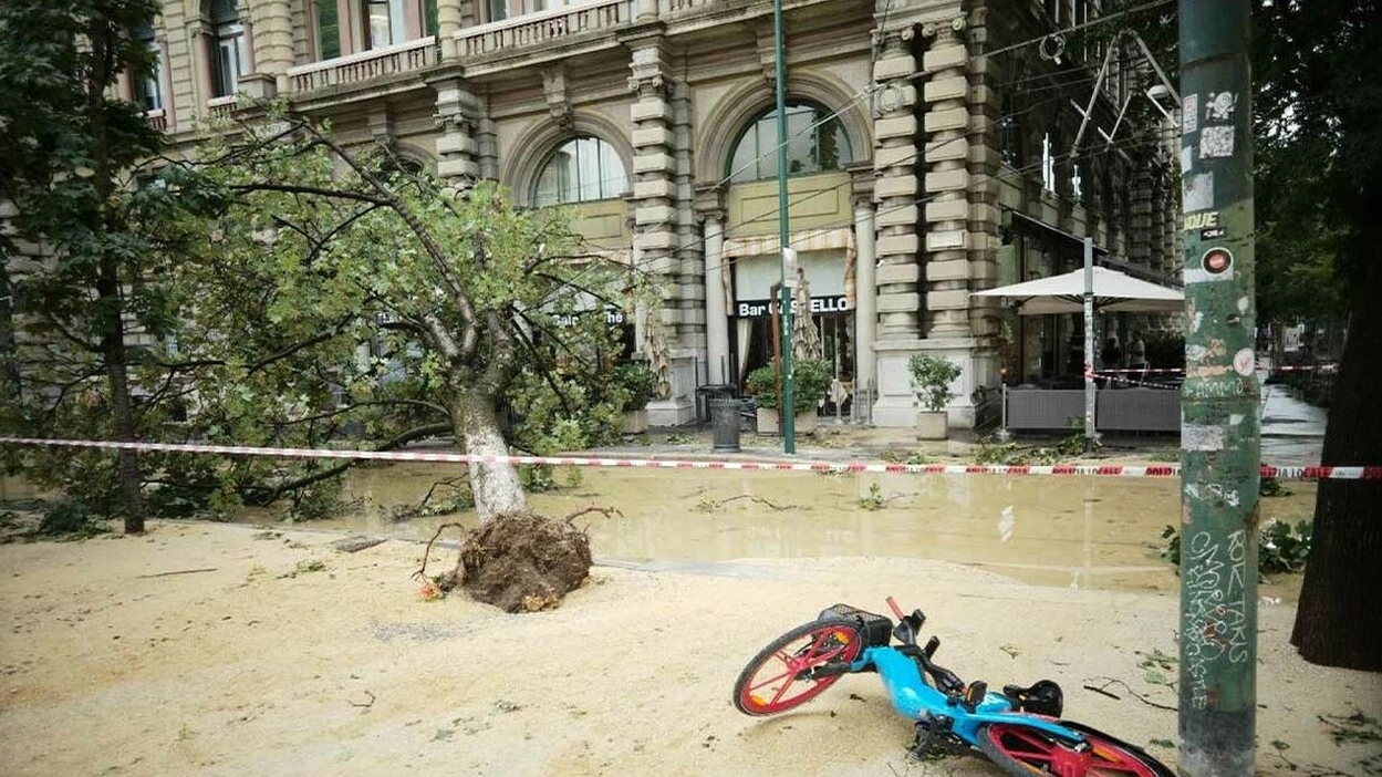 I danni di uno dei nubifragi che hanno colpito Milano quest'anno