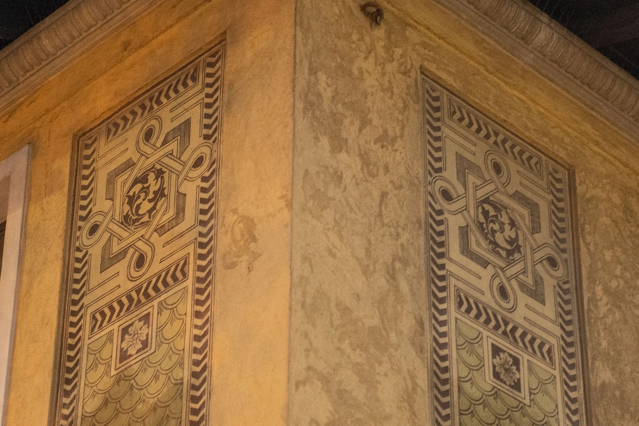 Una delle decorazioni sulla facciata del palazzo degli anni Venti di viale Umbria che verrà demolito (Foto Fasani)