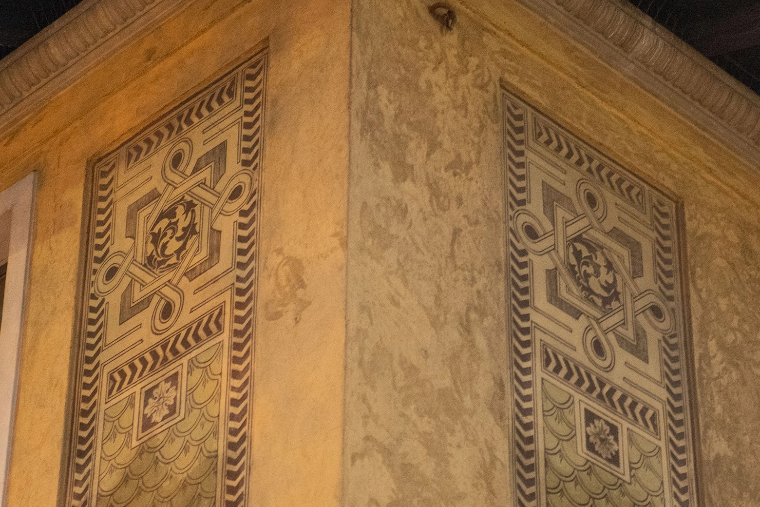 Una delle decorazioni sulla facciata del palazzo degli anni Venti di viale Umbria che verrà demolito (Foto Fasani)