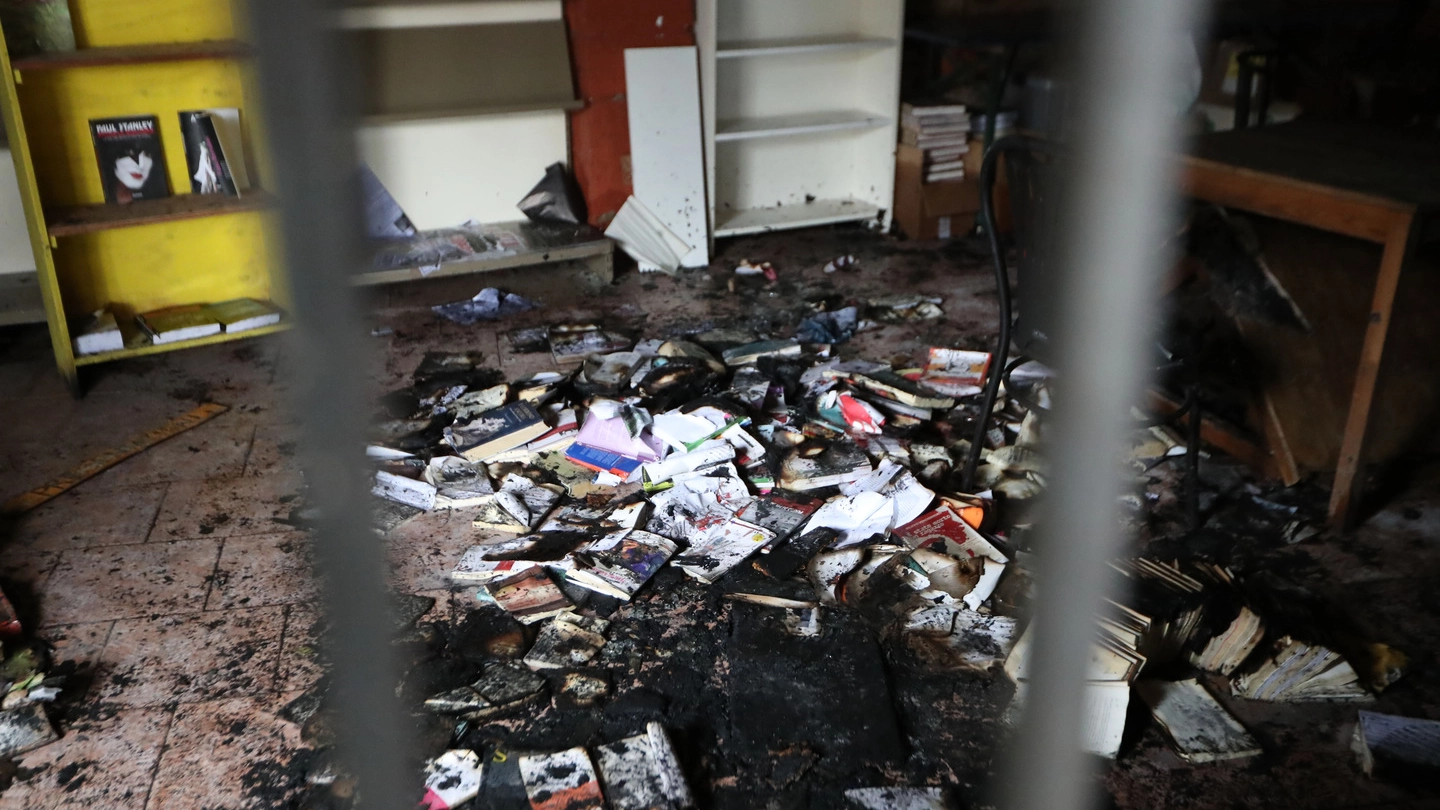I libri bruciati all'interno del centro sociale (Fotolive)