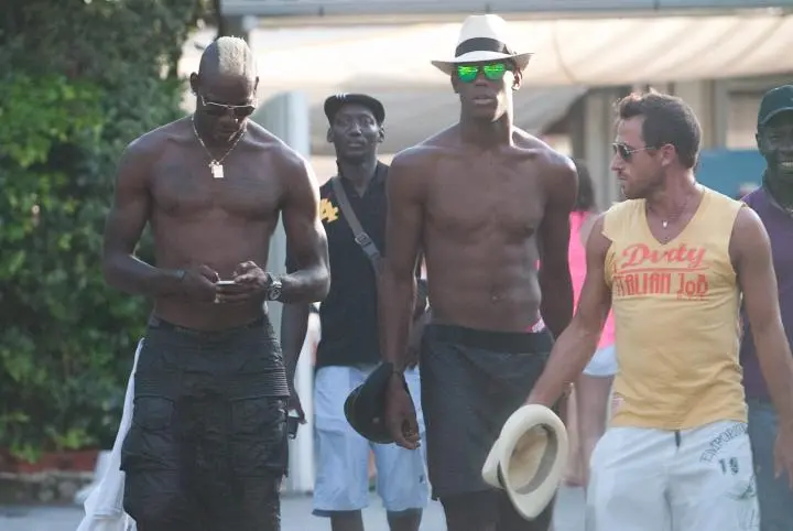 Insulti razzisti al fratello di Balotelli, la Digos visiona le immagini. La Procura apre un'inchiesta