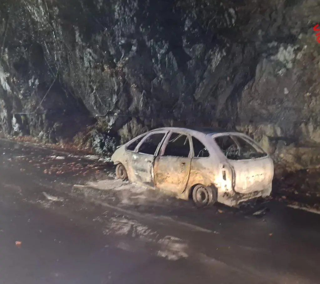 Utilitaria in fiamme a rischio anche il bosco