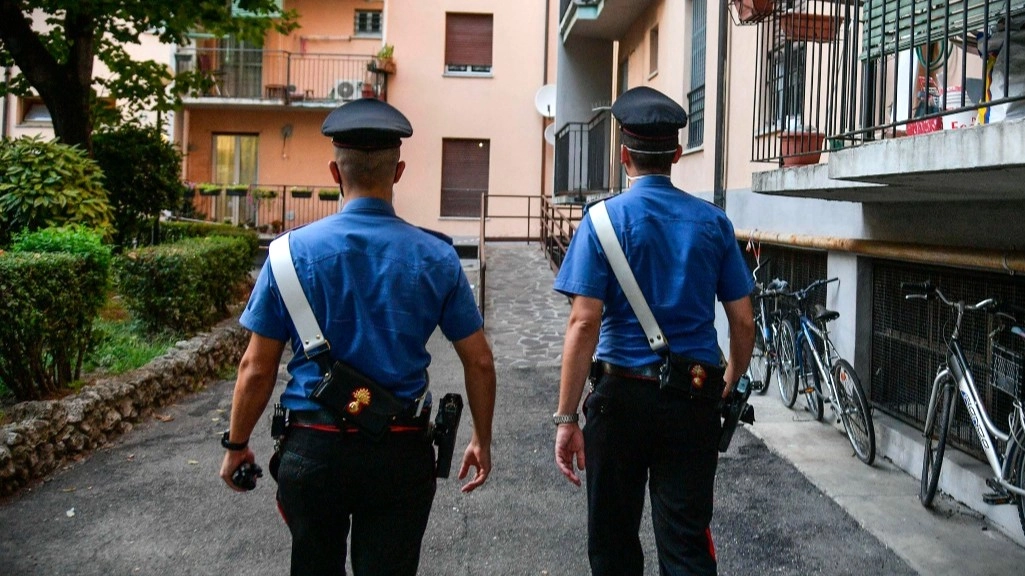 È successo a Castiglione delle Stiviere. L’uomo aveva una corda intorno al collo e i militari lo hanno sorretto per gambe