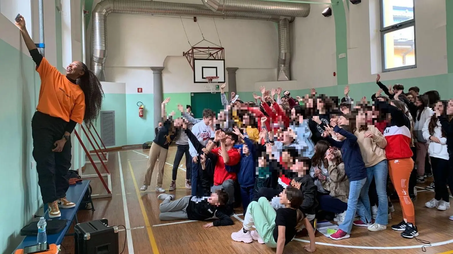 Najla Aqdeir con gli studenti