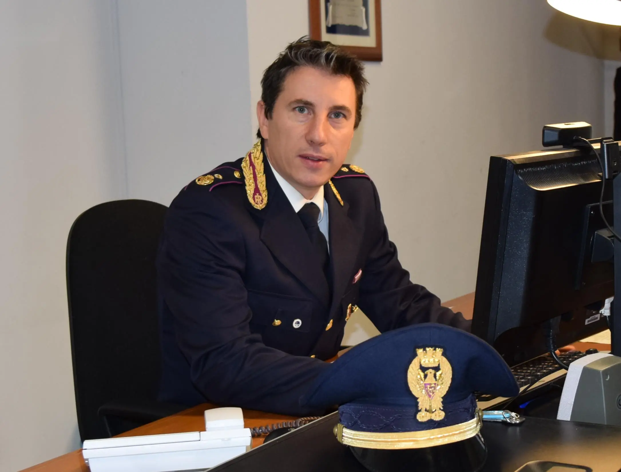 Il commissario capo Barra prende il testimone da Mei all’Ufficio Immigrazione