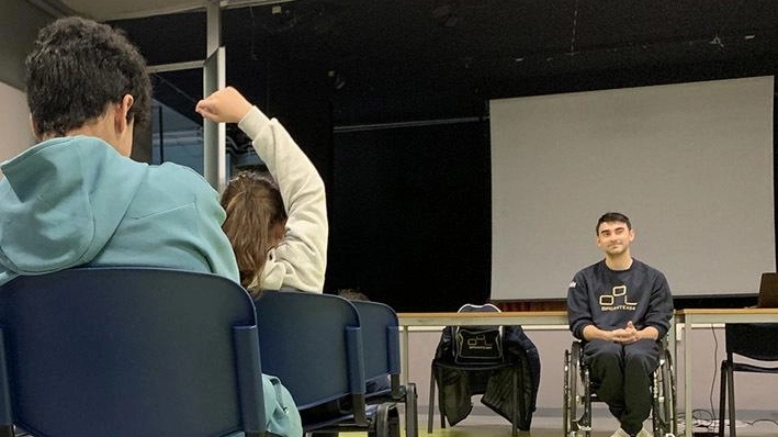 Gli atleti speciali si allenano con gli studenti Gli atleti speciali si allenano con gli studenti