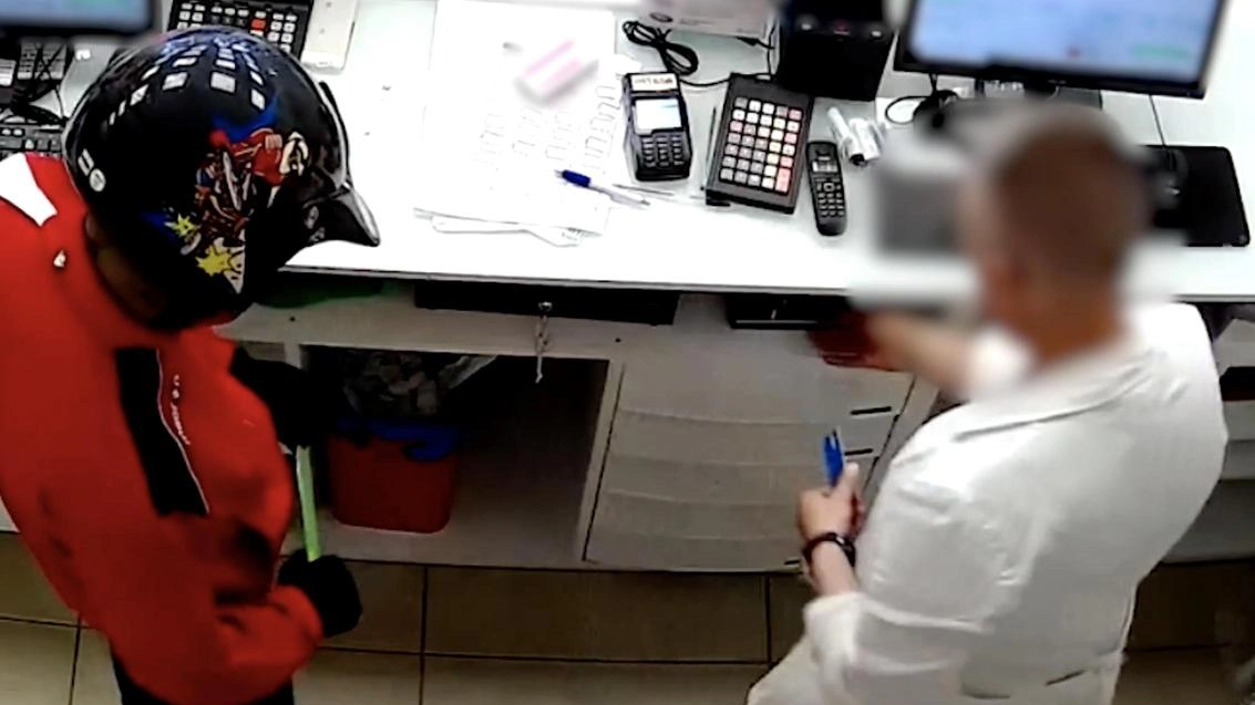 Aggrediti da un pusher due agenti feriti Aggrediti da un pusher due agenti feriti