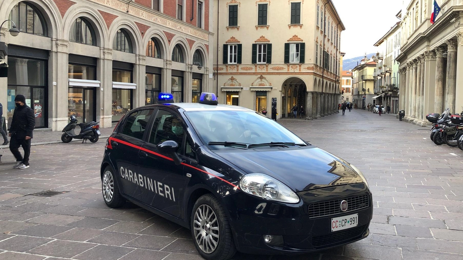 Minacce con un coltello e botte ai carabinieri Arrestato gambiano Minacce con un coltello e botte ai carabinieri Arrestato gambiano