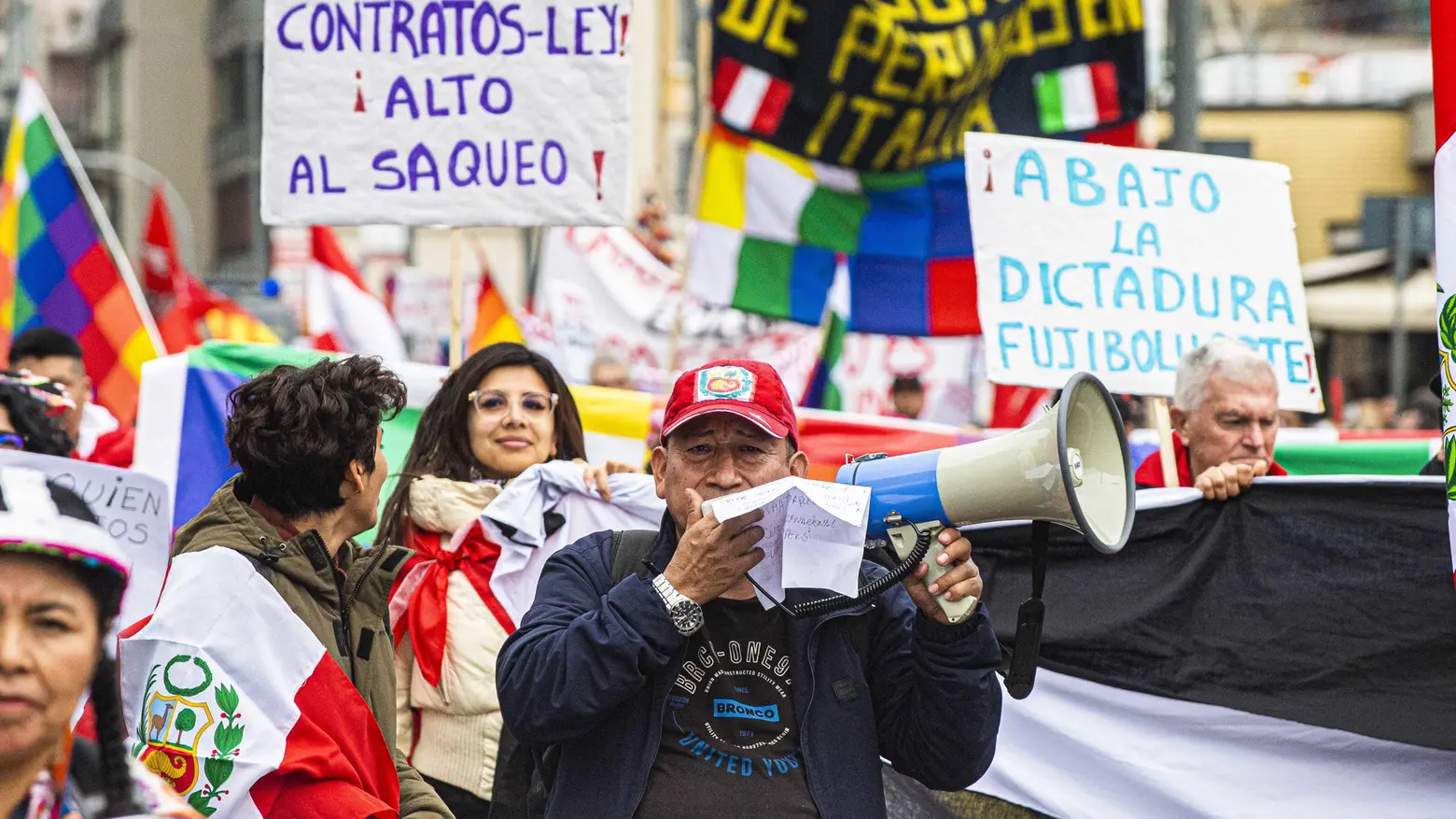 Peruviani, corteo contro la Boluarte