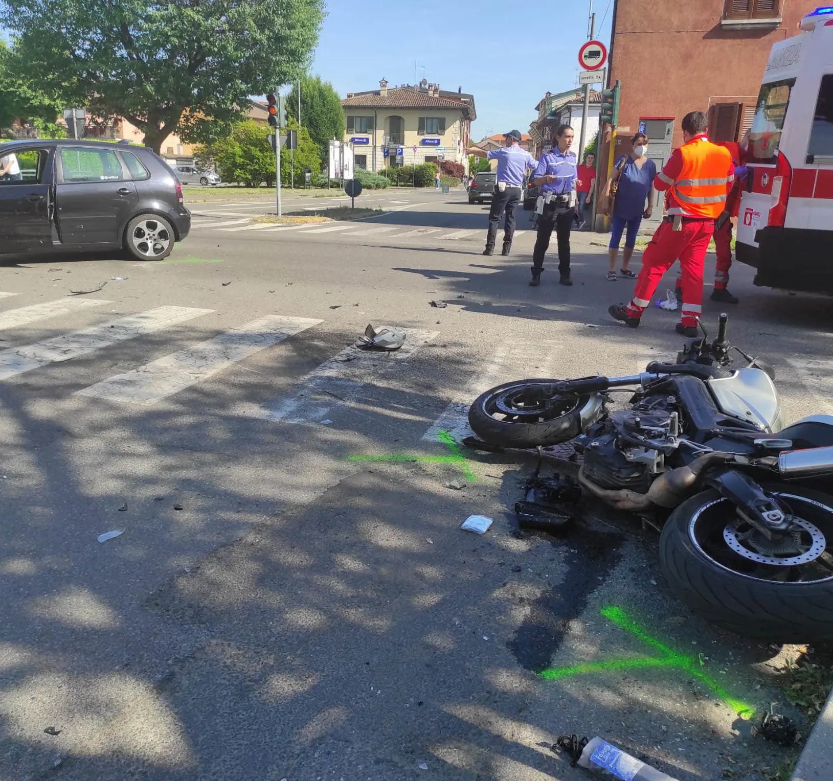 Scontro tra auto e moto: centauro sbalzato di metri