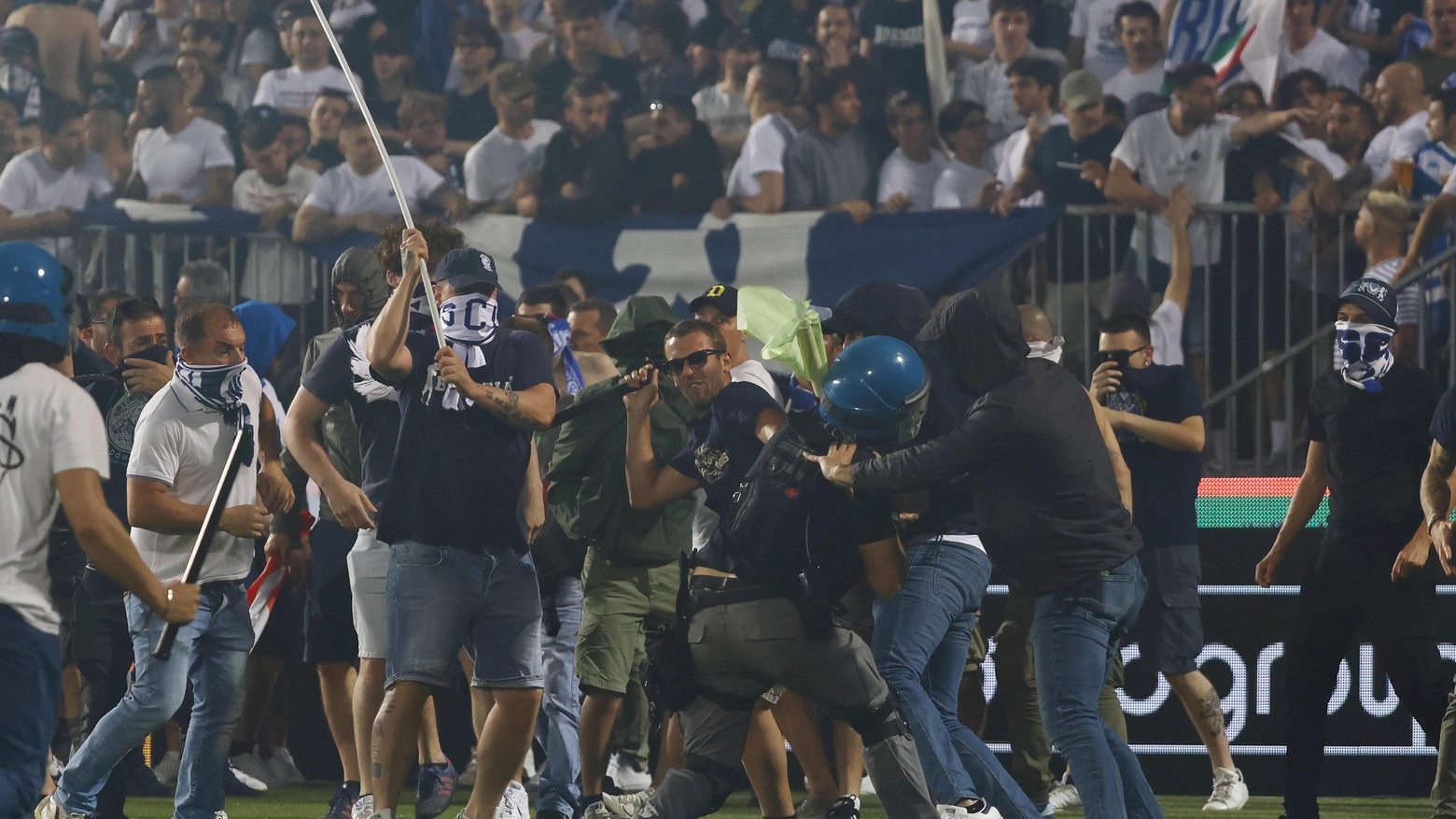 Scontri fra supporter bresciani e polizia