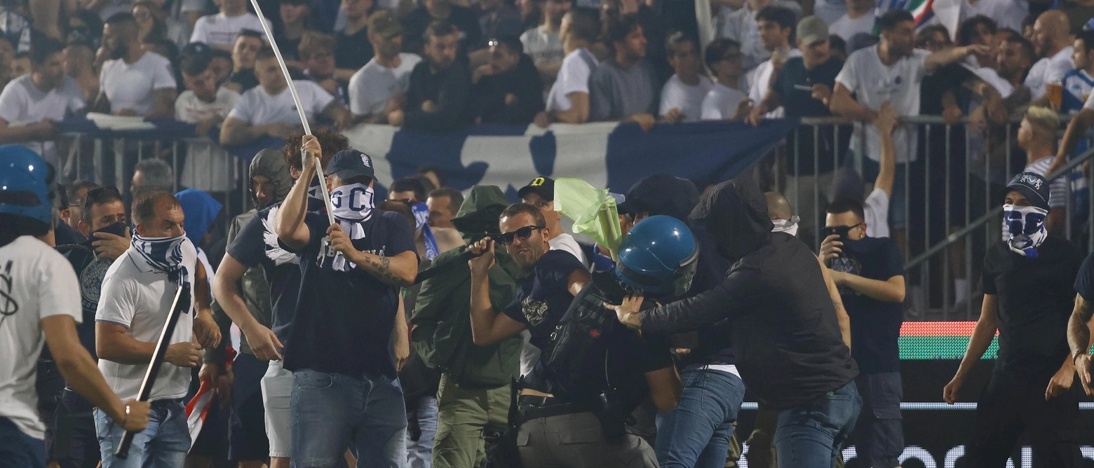 Brescia in C: guerriglia allo stadio. Due feriti, cinque fermati, giocatore minacciato col coltello