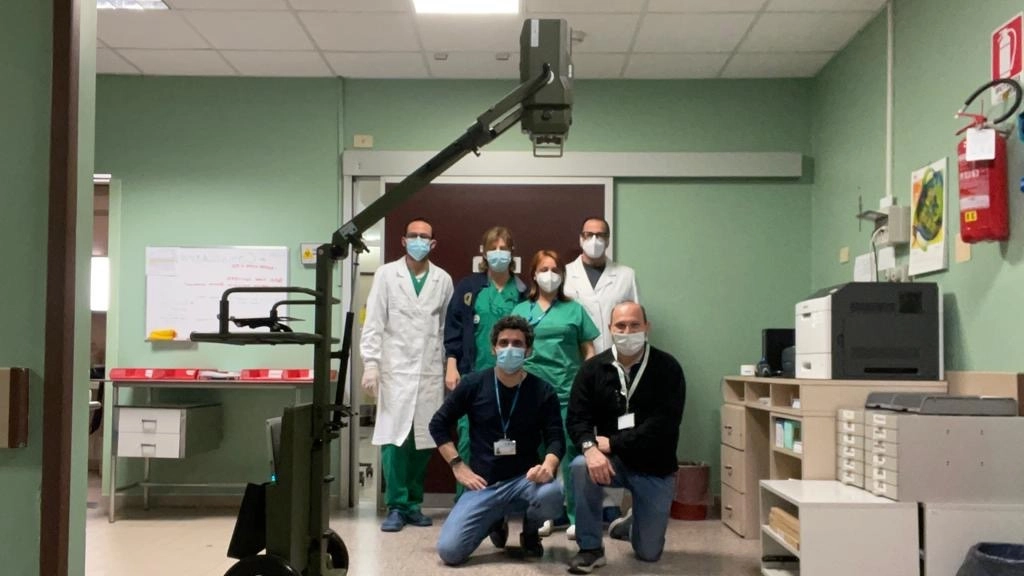 La radiografia mobile e l'equipe medica dell'ospedale di Menaggio