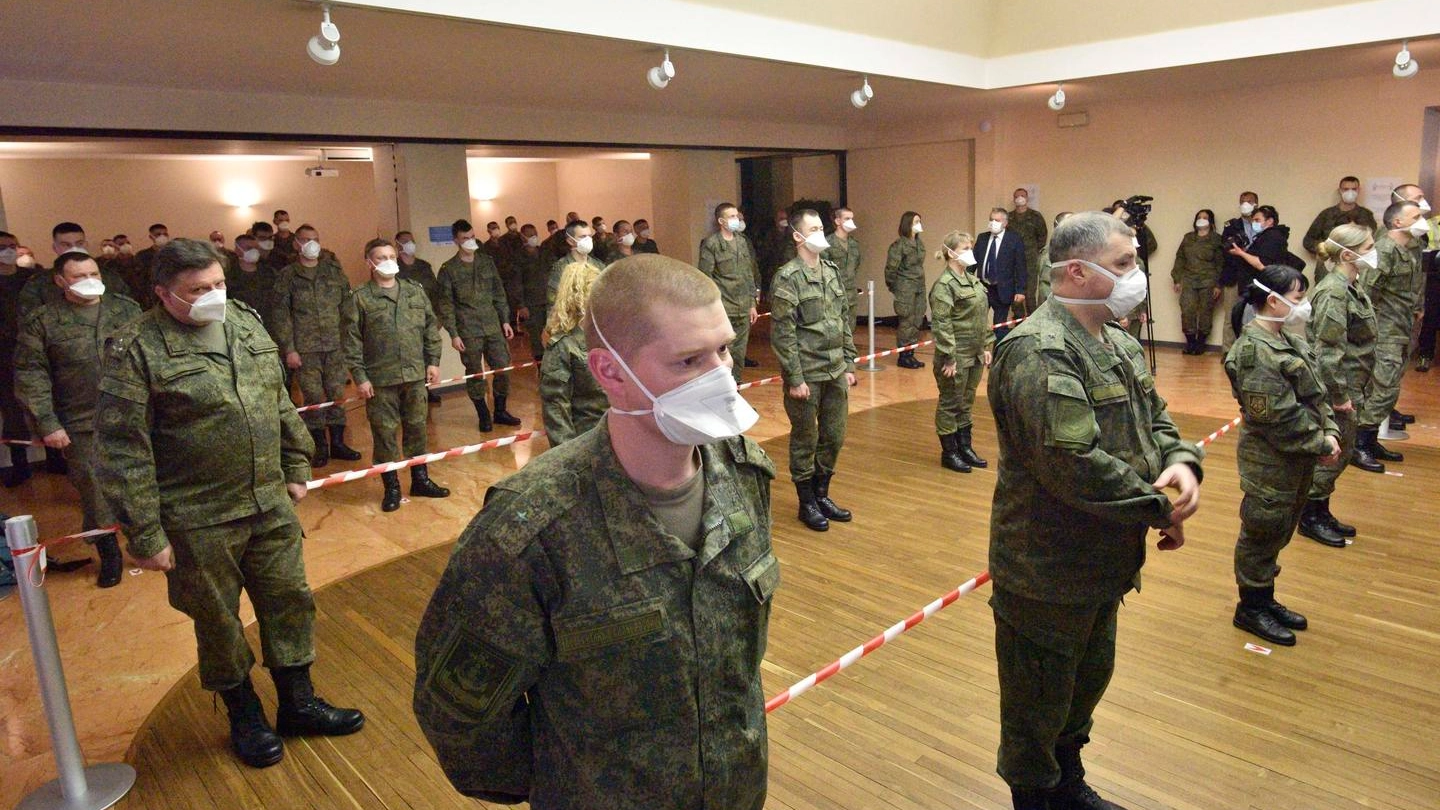 La cerimonia di saluto ai medici militari russi