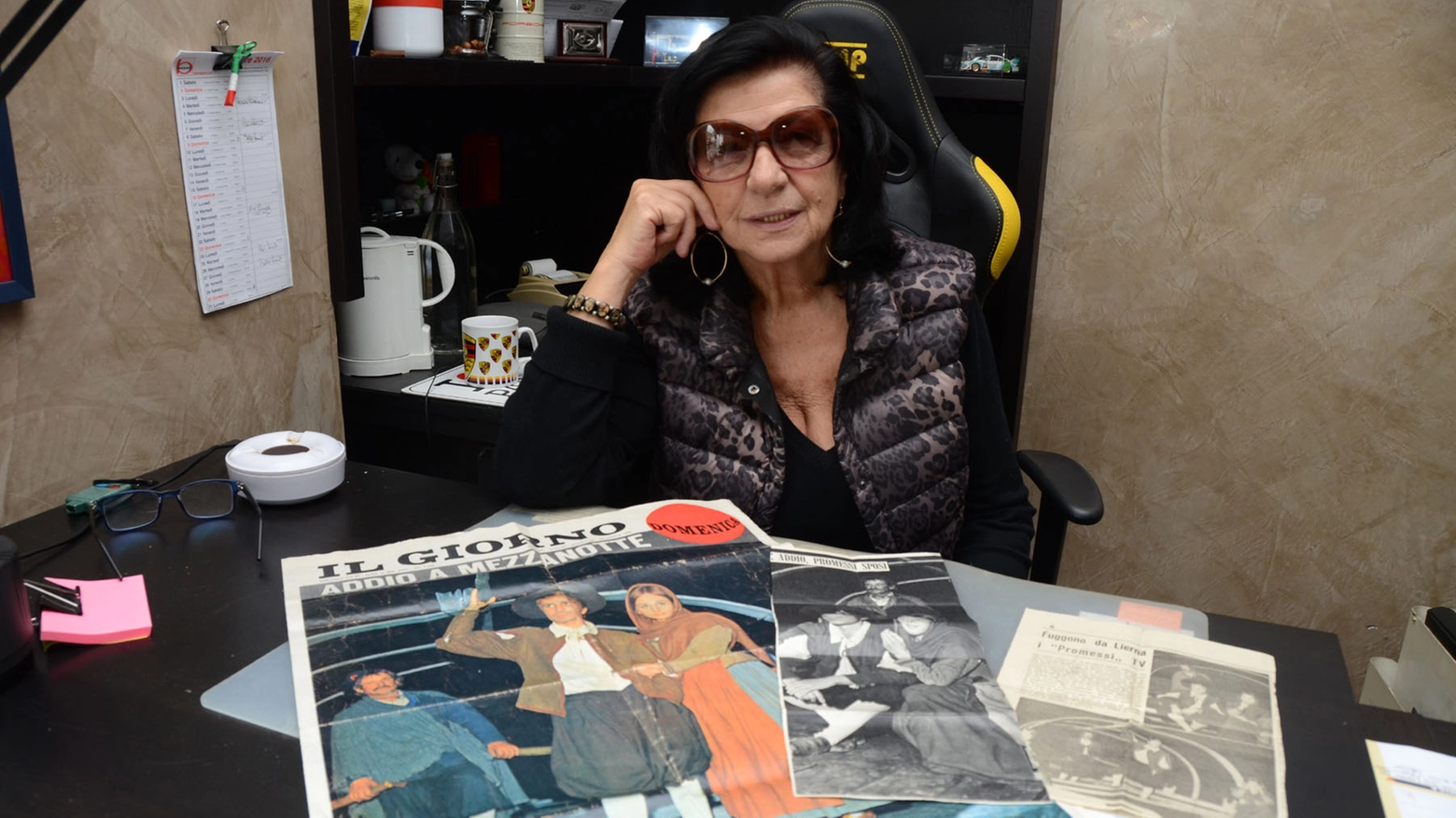 Rosanna Ghislanzoni con la copia de "Il Giorno" del 30 ottobre 1966
