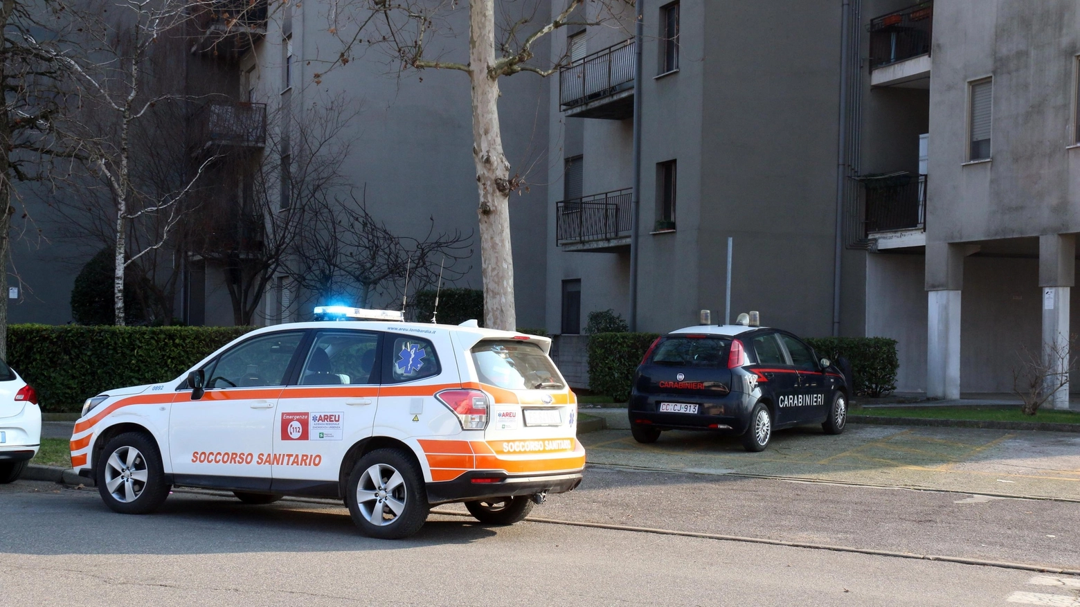 Omicidio a Cremona: l'ambulanza e i carabinieri sul luogo della tragedia (Ansa)