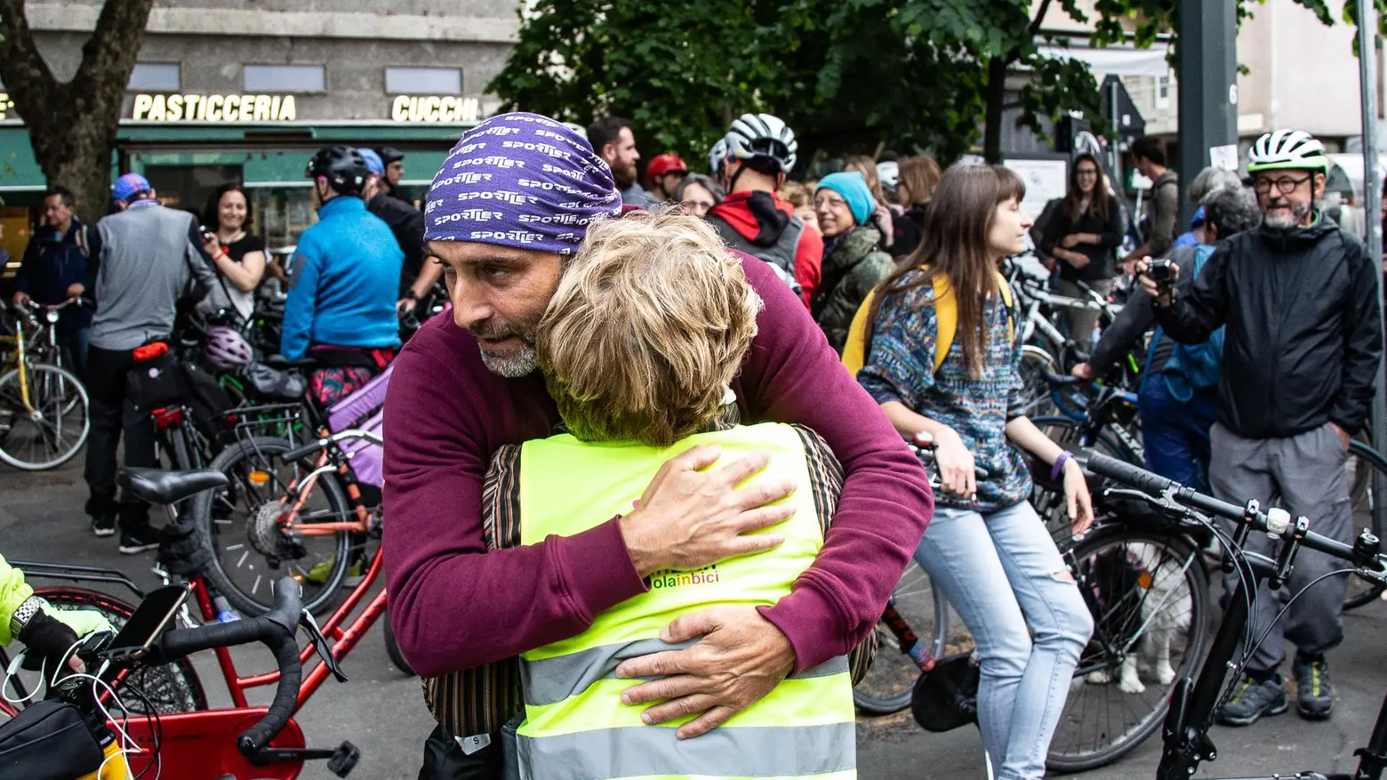 Sfila la “Ride of silence“ Folla di ciclisti in strada "Basta incidenti mortali" Sfila la “Ride of silence“ Folla di ciclisti in strada "Basta incidenti mortali"