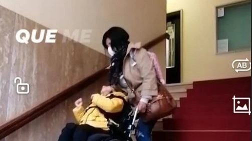 La bambina disabile trascinata sulle scale perché la casa non è a norma