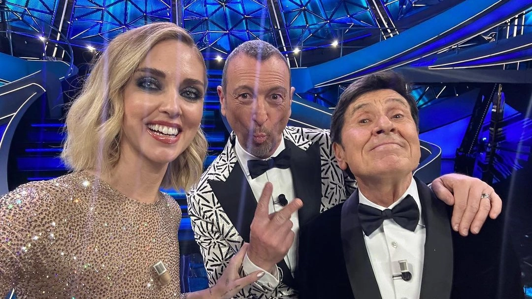 Il selfie di Chiara Ferragni, Gianni Morandi e Amadeus