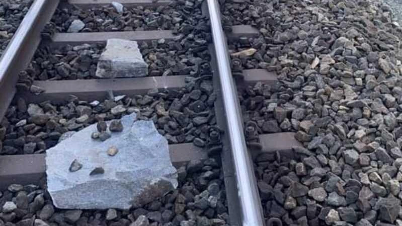 Rimossi i massi franati sulla linea. Via libera al trenino rosso Rimossi i massi franati sulla linea. Via libera al trenino rosso